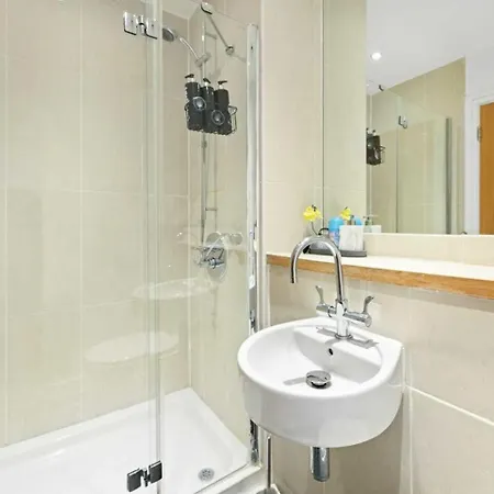 Apartment Grand , 2 Double Bedroom With Free Parking , *
