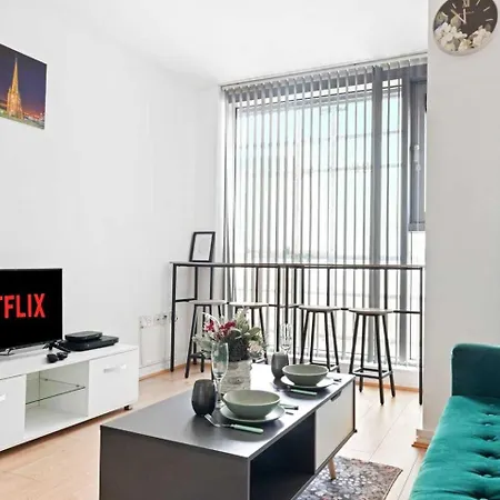 Apartment Grand , 2 Double Bedroom With Free Parking , *